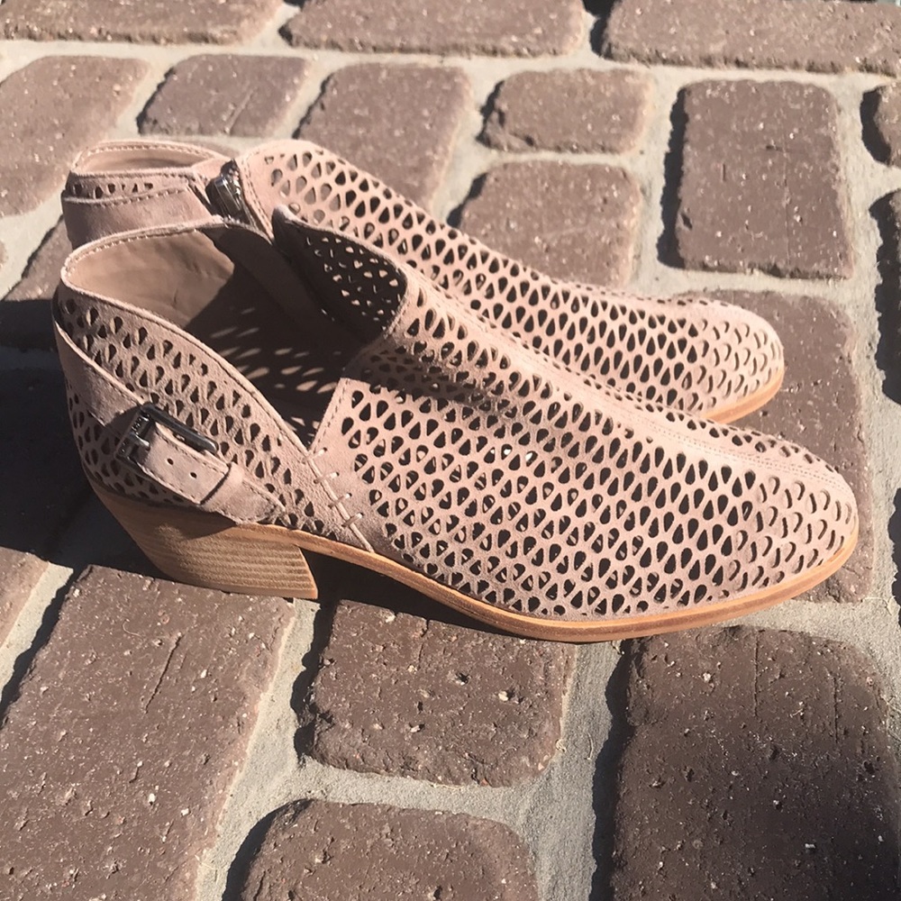 VINCE CAMUTO phandra taupe L10